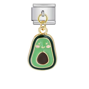 Vue détaillée d'une breloque avocat en émail pour bracelets modulables italiens.