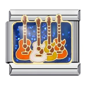 Primo piano di un charm modulare italiano con chitarre colorate su sfondo blu glitterato.