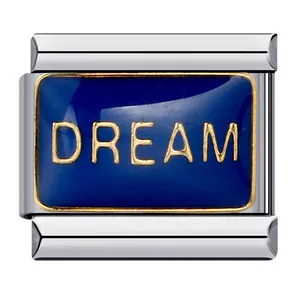 Dettaglio macro di un modulo italiano in smalto blu con scritta DREAM dorata incisa