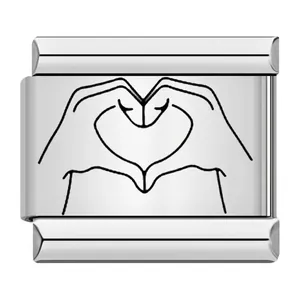 Dettaglio macro di un charm italiano in acciaio inossidabile con motivo cuore mano