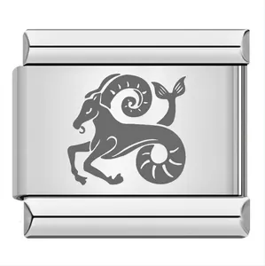 Dettaglio dell'incisione dello zodiaco Capricorno su una maglia charm italiana in acciaio