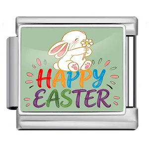 Primer plano de eslabón de pulsera italiana con conejo de Pascua y texto colorido