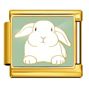 Vista detallada del dije italiano dorado con un tierno diseño de conejo blanco.