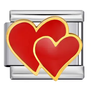 Detalle macro de dije modular de corazón con esmalte rojo y borde dorado para pulsera