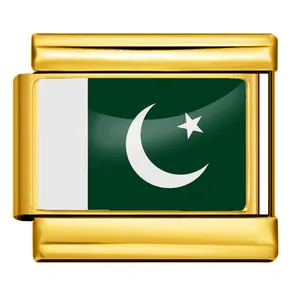 Maillon de charme italien en acier doré avec le motif du drapeau du Pakistan en détail.