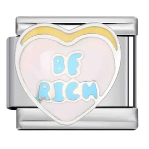 Vista macro de un charm de corazón italiano de acero inoxidable con texto Be Rich en esmalte azul