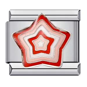 Detailweergave van een rood-roze gelaagde ster emaille bedeltje voor Italiaanse armband