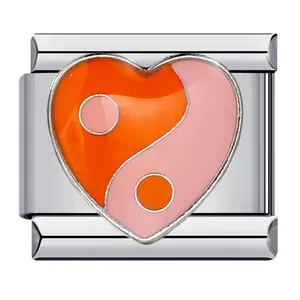 Detail van Italiaanse modulaire bedel met oranje en roze emaille hart Yin-Yang design