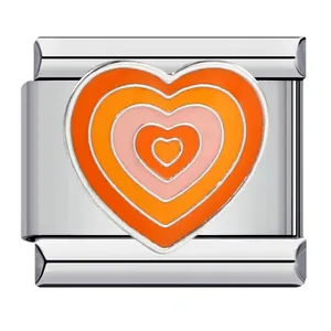 Detail van Italiaanse modulaire bedel met oranje concentrische harten
