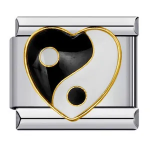 Detailopname van hartvormige Yin Yang emaille bedel voor een modulaire armband