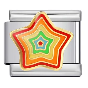 Detail van een Italiaanse bedelschakel met regenboogster-emaille voor doe-het-zelf-armbanden.