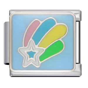 Macro-detail van Italiaanse charm-link met een kleurrijk emaille vallende ster-ontwerp