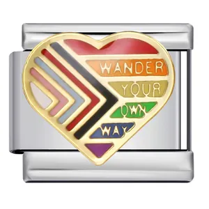 Detailopname van een Italiaanse regenboog hartbedel met de tekst Wander Your Own Way