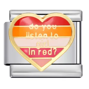 Macro-opname van hart Italiaanse charm link met gekleurde strepen en girl in red