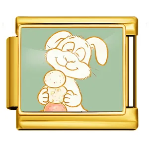 Detalle de charm modular de acero inoxidable dorado con ilustración de conejo de Pascua