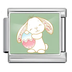 Primer plano de ilustración de conejo de Pascua y huevo con corazones en charm italiano.