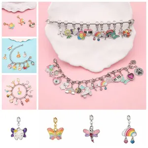 Vista detallada de colgantes de esmalte de colores DIY en varios estilos de pulsera