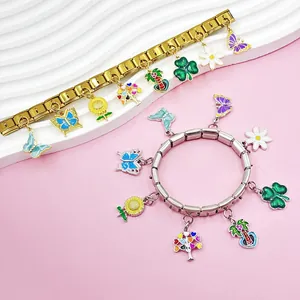 Dettaglio di bracciali Charms italiani in oro e argento con pendenti in smalto colorato