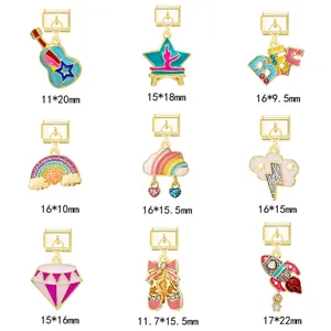 Sammlung von neun italienischen Charms mit verschiedenen Motiven für DIY-Armbänder.