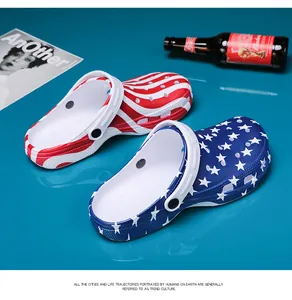 Detaillierte Nahaufnahme von Outdoor-Clogs mit US-Flaggenmuster auf blauem Grund