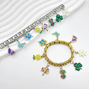 Vista dettagliata di colorati charm a farfalla e fiori su bracciali modulari elastici