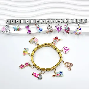 Nahaufnahme von italienischen Modul-Armbändern mit glitzernden Emaille-Anhängern