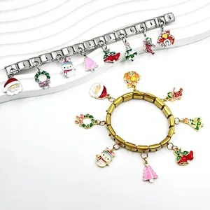 Detailansicht von Weihnachts-Charms an silbernen und goldenen Gliederarmbändern