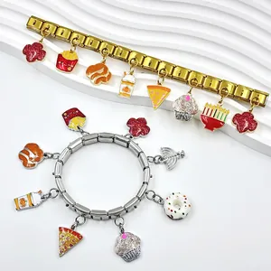 Detailweergave van Italiaanse schakelarmbanden met kleurrijke snack- en dessertbedeltjes