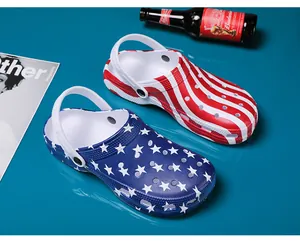 Detail von Clogs mit US-Flaggen-Muster, Sternen und Streifen auf blauem Hintergrund.
