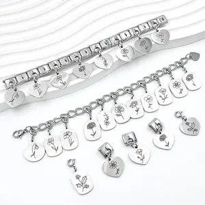 Detailansicht verschiedener Edelstahl-Charms und Modular-Armbänder mit Blumengravuren