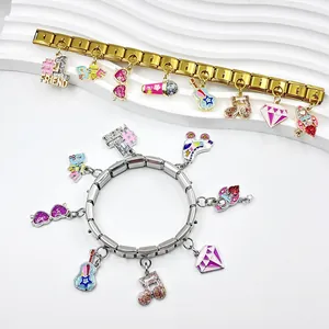 Detailansicht italienischer Charm-Armbänder mit bunten Emaille-Anhängern für Freunde