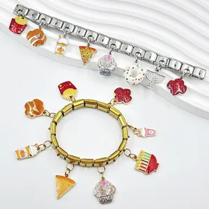 Detail van Italiaanse modulaire bedelarmbanden met kleurrijke emaille voedselhangers