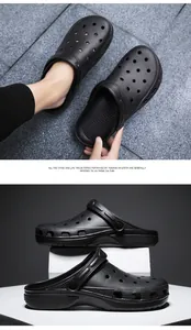 Detailansicht schwarzer Outdoor-Strandclogs für Herren mit Seitenprofil und Belüftungslöchern