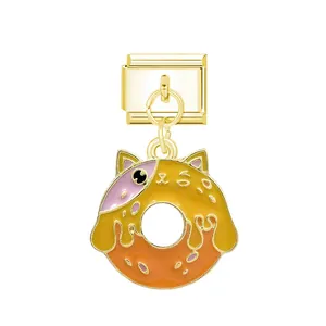 Gedetailleerde macro weergave van een vergulde kat donut emaille bedel voor armbanden