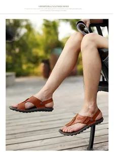 Nahaufnahme von braunen Mikrofaser-Ledersandalen, die im Freien getragen werden von Model.