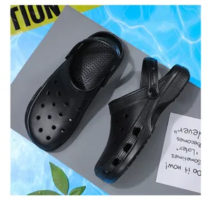 Detaillierte Seiten- und Draufsicht auf schwarze Outdoor-Strandclogs für Herren in Übergröße