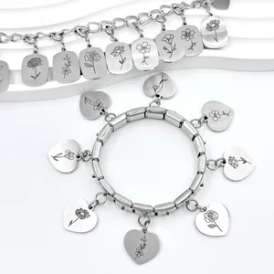 Detailaufnahme von Edelstahl-Geburtsblumen-Anhängern an italienischen Modular-Armbändern
