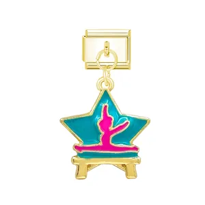 Goldener Stern-Charm mit pinker Turnerin-Silhouette auf blauem Emaille-Hintergrund