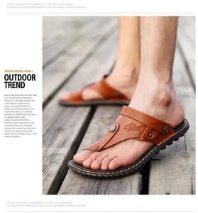 Detailansicht von braunen Mikrofaser-Leder Outdoor-Sandalen auf einem Holzsteg