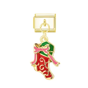 Detailansicht der Emaille-Weihnachtssocken-Charme mit rosa Schleife für italienische Armbänder