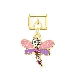 Dettaglio charm libellula dorata con ali rosa e viola per bracciali modulari componibili