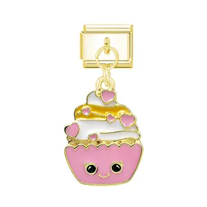 Detail van schattige roze emaille cupcake bedel met hartjes voor Italiaanse armband