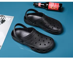 Klassische schwarze Herren-Clogs für draußen mit Belüftungslöchern und Fersenriemen