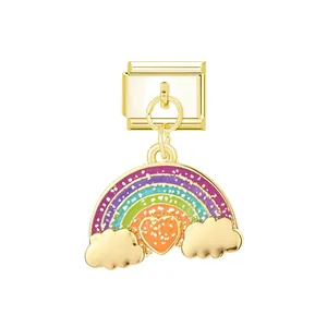 Detail eines goldenen italienischen Charms mit glitzerndem Regenbogen und Herz.