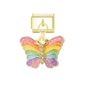 Vista ravvicinata di un ciondolo a farfalla arcobaleno con cristalli per bracciali DIY