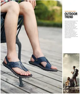Seitenansicht Herren Outdoor-Sandalen aus blauem Mikrofaser-Leder auf einem Holzdeck