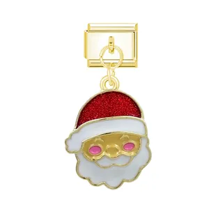 Detaillierte Nahaufnahme des goldenen Weihnachtsmann-Modul-Charms für italienische Armbänder