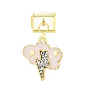 Detail eines vergoldeten italienischen Charms mit rosa Wolke und Blitz-Motiv