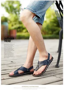 Detailansicht der dunkelblauen Flip-Flop-Sandalen aus Leder an einem männlichen Model
