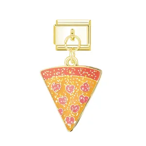 Detailweergave van een schattige pizza hanger Italiaanse bedel met hartjes